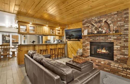 Moonridge House | Golden West Cottage at Snow Summit - Walk to Lifts- Hot Tub- Foosball- Central Retreat-