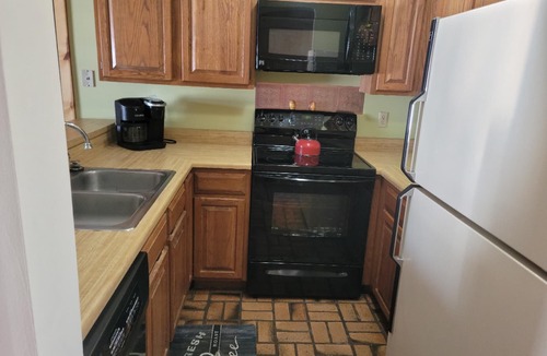 Hill City Villa | Golf Course view Sleeps 12 3 Bedroom w/loft better than any motel.