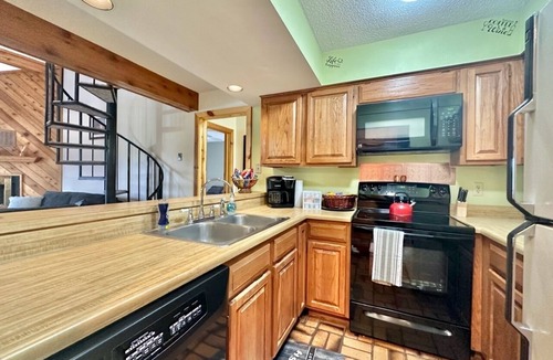 Hill City Villa | Golf Course view Sleeps 12 3 Bedroom w/loft better than any motel.