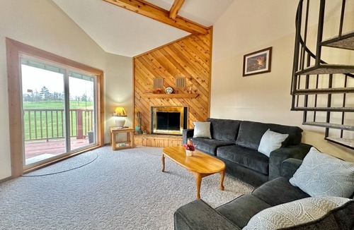 Hill City Villa | Golf Course view Sleeps 12 3 Bedroom w/loft better than any motel.