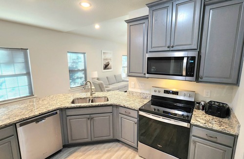 Silverhill House | Gorgeous and Modern 3 Bedroom Home - Easy Walk to Downtown Silverhill Dining