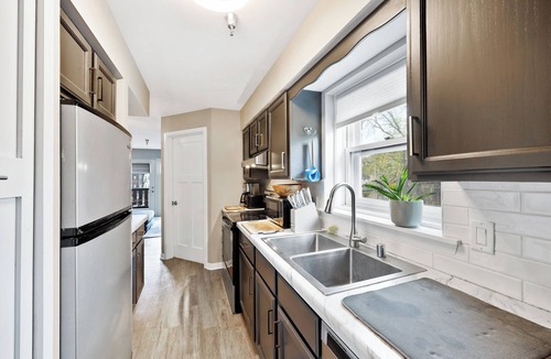 Regent Condo | Gorgeous Madison Townhouse w Two Parking Spots - Book Now for 2027!