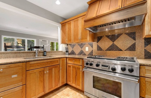 Mayo House | Gourmet Kitchen + Family & Pet Friendly Residence!