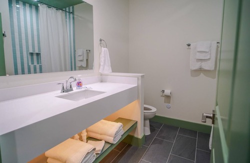 Biloxi Bed & Breakfast | Government St. Balcony Suite 201