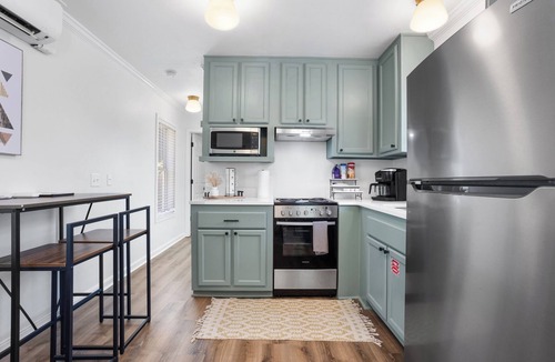 Ocean Springs Cottage | Government St Cottage DT Ocean Springs! Golf cart included!