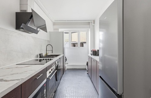 Les Halles Apartment | Grand 4BR Paris Flat Near the Louvre with Netflix