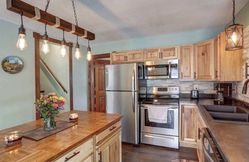 Keystone House | Grandma Goodnight's - 3 Miles from Mt-Rushmore with hot tub and a game room!