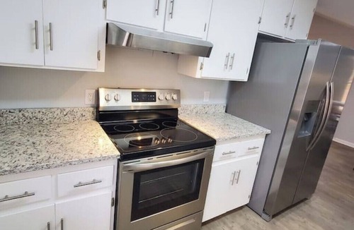 Dothan House | Great for Extended Stay- 12 ft ceiling- Open Space