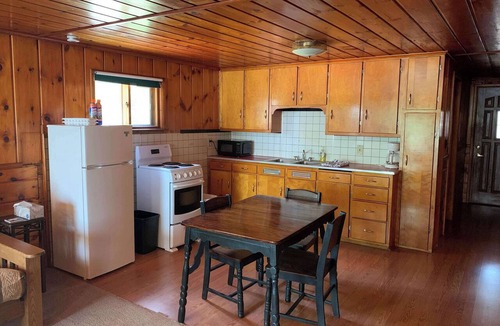Woodruff Cabin | Gresham Shores - Hungry Bear - PET FRIENDLY