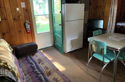 Woodruff Cabin | Gresham Shores - Dancin' Bobber - PET FRIENDLY