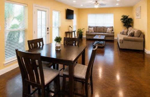 Kreole Apartment | Ground Floor, 3BR, Free Parking, Near Refinery -E-