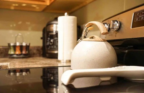 Kreole Apartment | Ground Floor · 3BR Sleeps 8 · Near Ingalls/Chevron