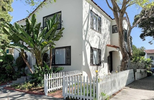 East Beach Apartment | Ground-floor Seaside Suite with charming patio - 2-minute walk to beach