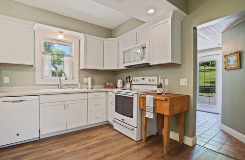 Taylors Falls Cottage | Grove Cottage walkable Taylors Falls retreat- close to Minneapolis/St. Paul!