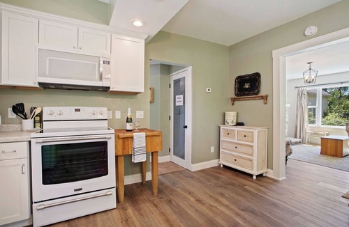 Taylors Falls Cottage | Grove Cottage walkable Taylors Falls retreat- close to Minneapolis/St. Paul!