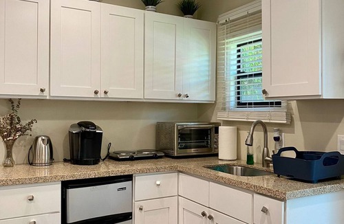 Beverly Hills Apartment | Guest suite near La Cienega Park Beverly Hills. 5 min to LACMA, and Rodeo Drive