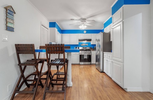 Ocean Springs House | GULF VIEW PLACE - 3 1/2 MINUTE WALK TO EAST BEACH! 1.7 MILES TO CENTER OF TOWN!