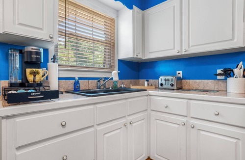 Ocean Springs House | GULF VIEW PLACE - 3 1/2 MINUTE WALK TO EAST BEACH! 1.7 MILES TO CENTER OF TOWN!