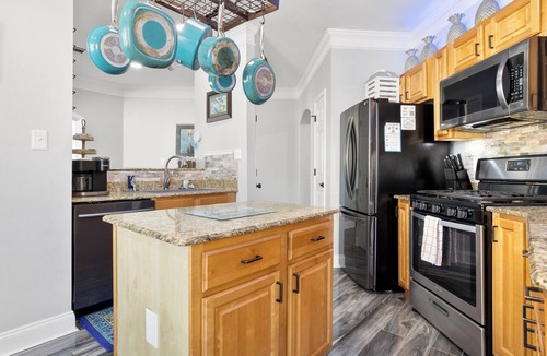 Gulfport Condo | Gulfport-Biloxi Retreat ★ 3BR ★ 2 Pools ★ Hot Tub ★ PS5 ★ Xbox ★ Wi-Fi ★ Clean