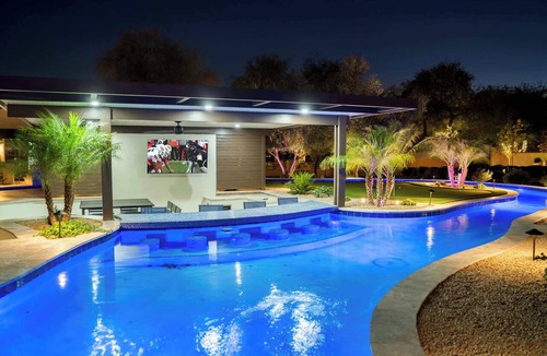North Scottsdale House | HÓZHÓ Luxe Ranch | Lazy River, Bowling & Golf Sim