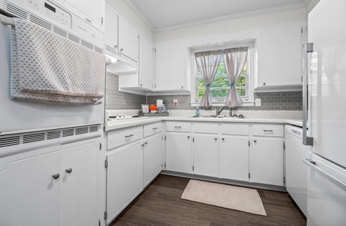 Dothan House | Hailey's Retreat-6 minutes to Downtown Dothan! Spacious home, sunroom, backyard!