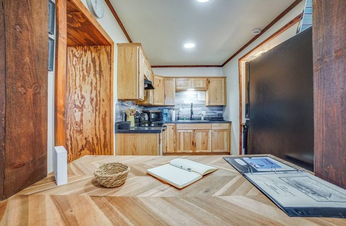 Kewaunee House | Half-Mi to Kewaunee River: Boat, Fish, Kayak!