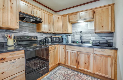 Kewaunee House | Half-Mi to Kewaunee River: Boat, Fish, Kayak!