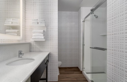 Baltimore Hotel | Hampton Inn Baltimore Bayview Campus