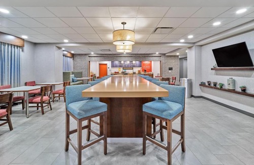 Aksarben - Elmwood Park Hotel | Hampton Inn Omaha Midtown-Aksarben