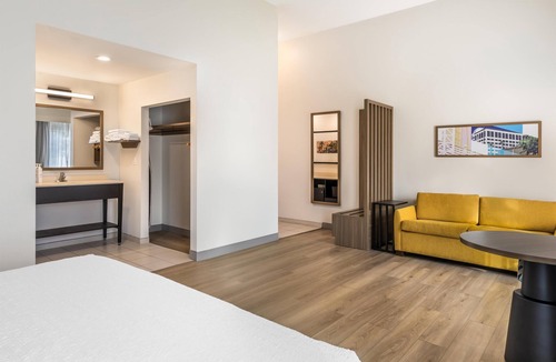 La Sierra Hotel | Hampton Inn & Suites Riverside/Corona East