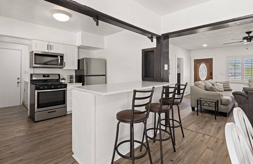 Hanford House | Hanford Sunny Oasis Downtown, with BBQ, Pool & Spa