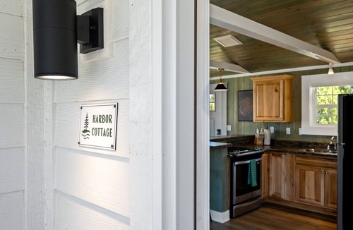 Fish Creek Cottage | Harbor Cottage | Downtown Fish Creek-Dog Friendly