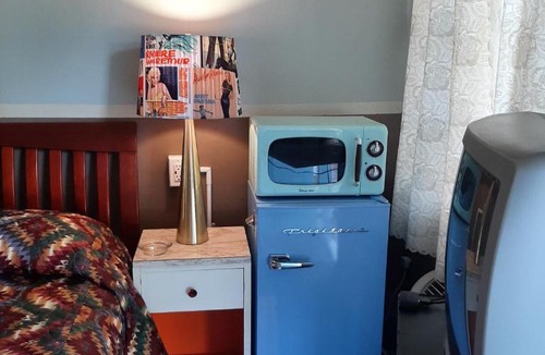Moreno Valley Apartment | HARRY'S MAN CAVE - A Vintage Motel on the Historic 395 route - The New Star Motel Experience