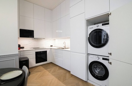 Porte d'Asnieres Apartment | Haussmann 3BR · Pereire · 135m² · A/C · sleeps 8