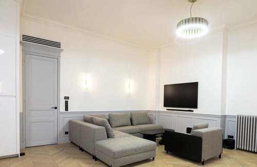 Porte d'Asnieres Apartment | Haussmann 3BR · Pereire · 135m² · A/C · sleeps 8