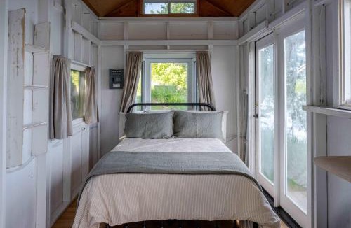 Adolphustown House | Hay Bay Hytte - Waterfront Cottage