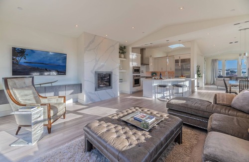Old Town House | Heart of Bodega Bay! 5 STAR Coastal Getaway~Hot Tub~High Tide Haven