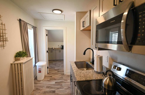 Kutzky Park House | Heart of Downtown, Free Parking, Walk to Mayo