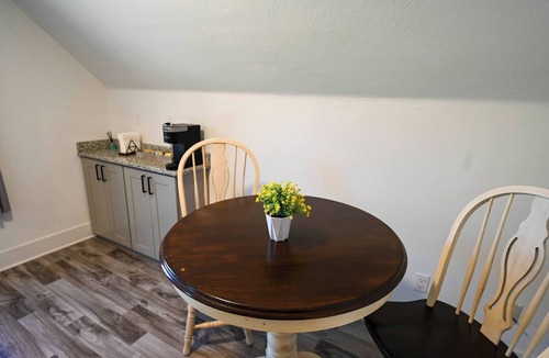 Kutzky Park House | Heart of Downtown, Free Parking, Walk to Mayo