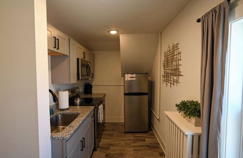 Kutzky Park House | Heart of Downtown, Free Parking, Walk to Mayo
