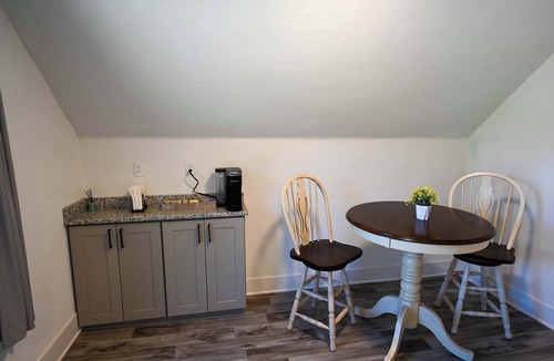 Kutzky Park House | Heart of Downtown, Free Parking, Walk to Mayo