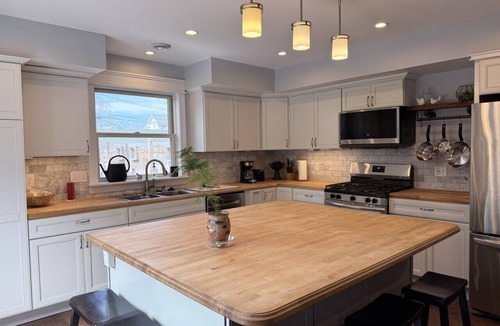 Northeast Minneapolis Arts District House | Heart of NE Arts District | 4BR | Deck + Skylights