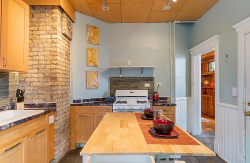 Lowry Hill East Apartment | Heart of Uptown - Victorian Retreat