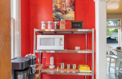Lowry Hill East Apartment | Heart of Uptown - Victorian Retreat