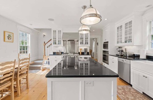 Chatham House | Hiawatha: 177-CC Gorgeous Chatham Estate with heated pool, walk to Town or Beach