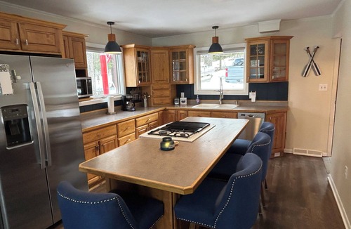 Hayward House | Hickory Hideaways/Nelson Lake/Pontoon Rental/Dog Friendly/Sauna