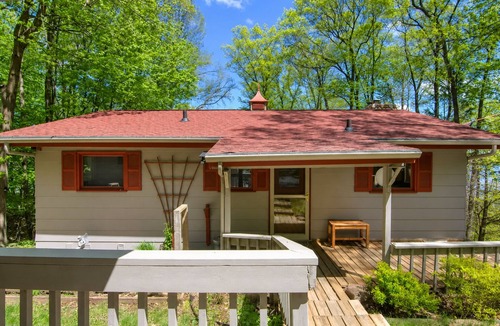 Hayward House | Hickory Hideaways/Nelson Lake/Pontoon Rental/Dog Friendly/Sauna