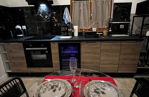 Chelles Bed & Breakfast | Hidden Love with private Jacuzzi!