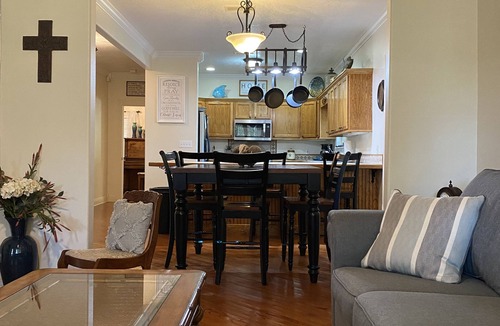 D'Iberville Cottage | Hidden Pearl Cottage - Walk to Scarlet Pearl Casino - 2.3 miles to Biloxi beach!