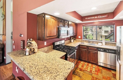 Big Bear Lake Condo | Higher End Townhome! Views of Bear Mtn! WiFi! Laundry! Walk to Bear Mtn!